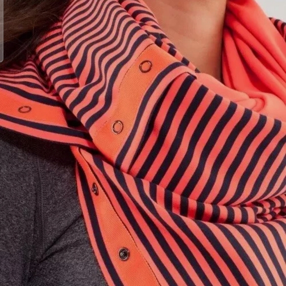 Lululemon Coral & Navy Vinyasa Scarf - Picture 4 of 12